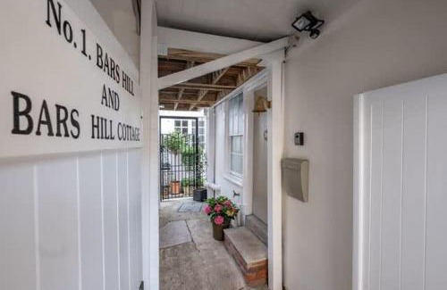 Cowes House | Top-Rated 1 Bars Hill: Family-Friendly Comfort Awaits