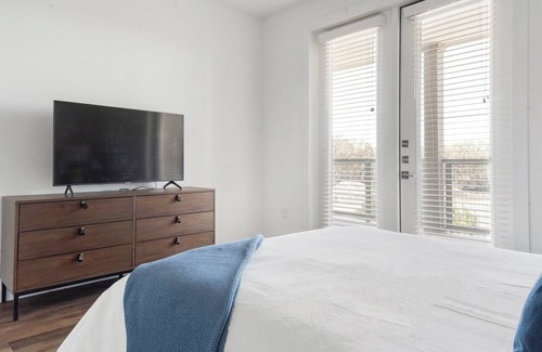 Austin Apartment | Barsala l Texas Hill Country 1BD: Resort Pool, Wine Fridge Retreat