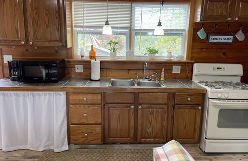 Isle of Springs Cottage | Top-Rated Barters Island Cottage with Family-Friendly Amenities