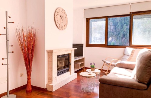 Arinsal Apartment | Modern Apartment Coma Pedrosa with Scenic Views in Arinsal