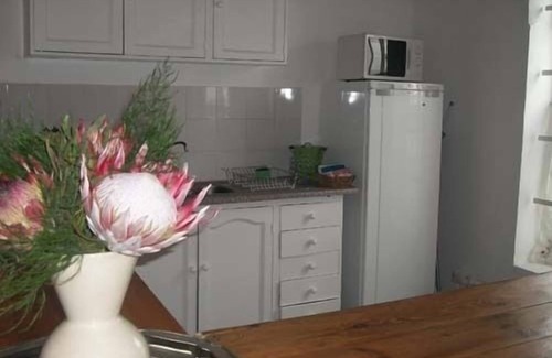 Grahamstown House | Explore Bartholomew's Loft: Family-Friendly with Pool & Breakfast