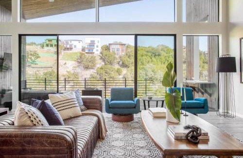 Apache Shores House | Relax at Barton by AvantStay: Lake Views & Hot Tub Bliss