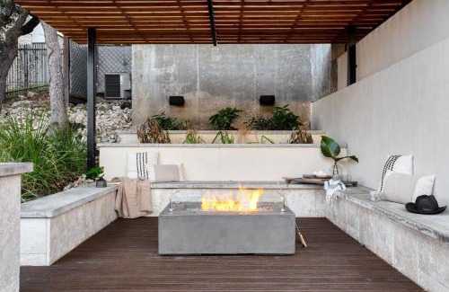 Apache Shores House | Relax at Barton by AvantStay: Lake Views & Hot Tub Bliss