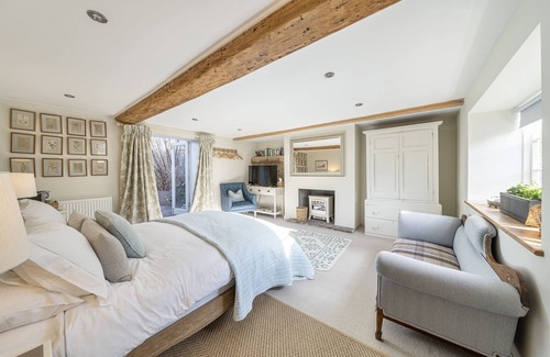 Holworth Bed & Breakfast | Top-Rated Barton Cottage Bed and Breakfast with Kitchen Access
