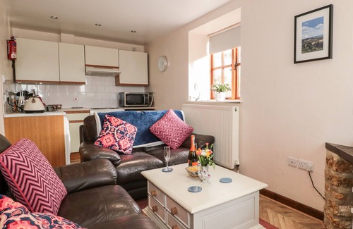 West Compton Cottage | Delightful Barton Cottage: Pet-Friendly Retreat by the Ocean