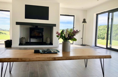 West Down Apartment | Relax at Barton Rock: Spacious Retreat with Hot Tub