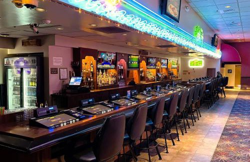 Jackpot Hotel | Barton's Club 93