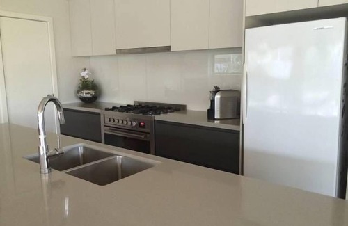 Barwon Heads House | Barwon Heads West View: Family-Friendly Retreat with Kitchen