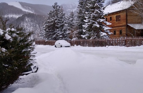 Saint-Etienne-de-Tinee Ski Chalet | Cozy Chalet with Garden Access, Rated 8.6/10 by Guests