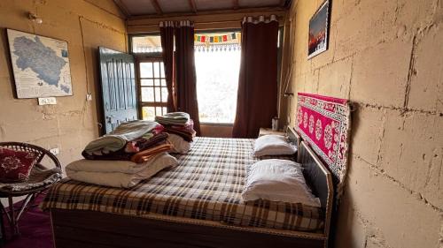 Munsyari House | Welcoming Basanti Rawat Home Stay: Family & Pet Friendly