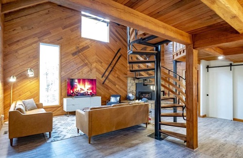 Northface Ski Chalet | Base Camp - 175 Slopeside RoadBase Camp - Walk-to-Slope at Timberline Mountain, Dog Friendly, Air Conditioning