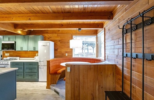 Northface Ski Chalet | Base Camp - 175 Slopeside RoadBase Camp - Walk-to-Slope at Timberline Mountain, Dog Friendly, Air Conditioning