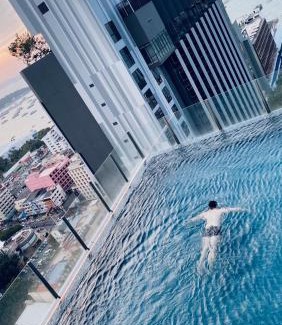 Pattaya Bay Apartment | BASE Central PATTAYA: King-Bed, Infinity Pool & Netflix