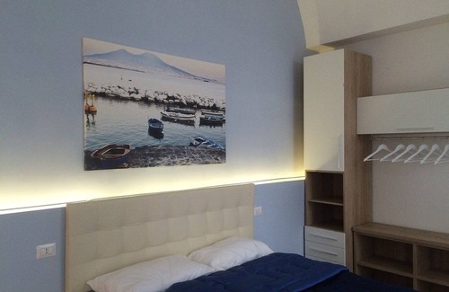 Mergellina House | Cozy Base Napoli B&B with Ocean Views & Spa Amenities