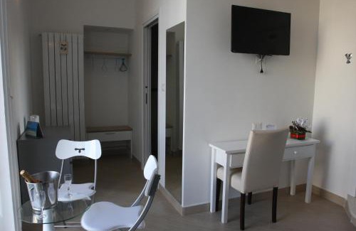 Mergellina Bed & Breakfast | Explore Base Napoli Mergellina: Pet-Friendly Oceanfront Retreat