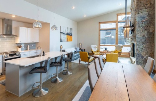 Silverthorne House | Basecamp 970 - Modern Mountain Retreat with Pool & Spa
