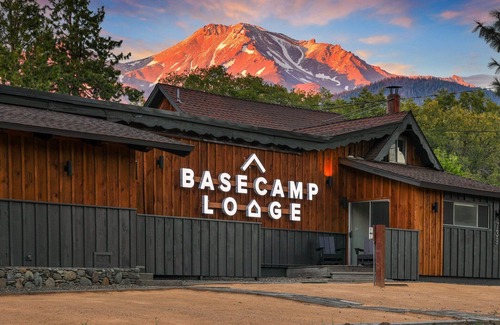 Mount Shasta Cabin | Inviting Rustic Cabin with Balcony & Mountain View