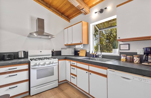 Mount Shasta Cabin | Enjoy Our Mountain View Cabin with Fireplace & Balcony