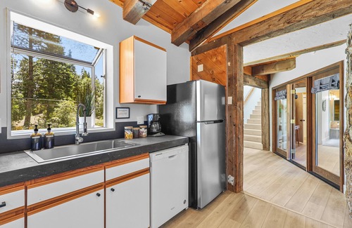 Mount Shasta Cabin | Enjoy Our Mountain View Cabin with Fireplace & Balcony