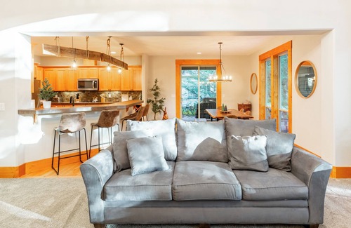 Welches House | Experience Basecamp, Mt Hood: Ideal Retreat with Hot Tub