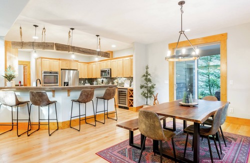 Welches House | Experience Basecamp, Mt Hood: Ideal Retreat with Hot Tub