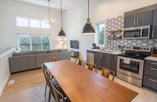Revelstoke Hotel | Basecamp Resorts Revelstoke: Family-Friendly Three Bedroom Escape