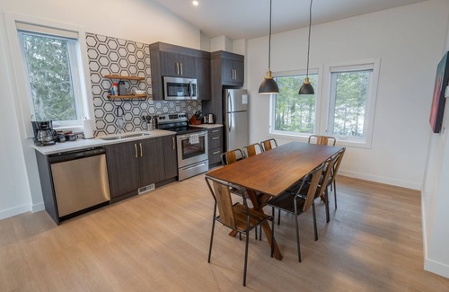 Revelstoke Hotel | Basecamp Resorts Revelstoke: Family-Friendly Three Bedroom Escape