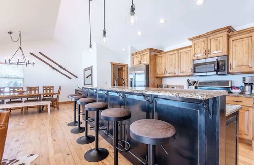 Victor House | Family-Friendly Retreat with Pool, Spa & Mountain Views
