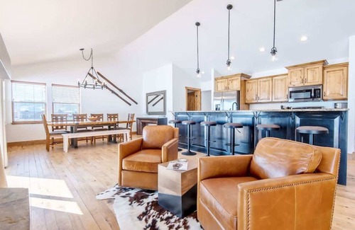 Victor House | Family-Friendly Retreat with Pool, Spa & Mountain Views