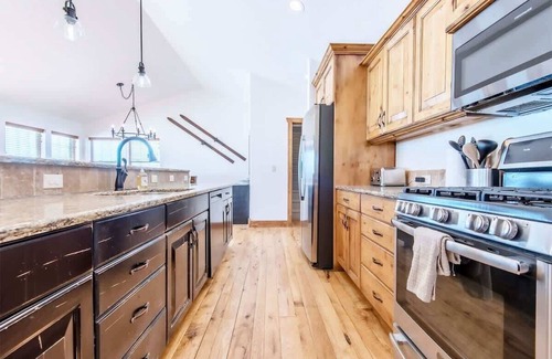 Victor House | Family-Friendly Retreat with Pool, Spa & Mountain Views