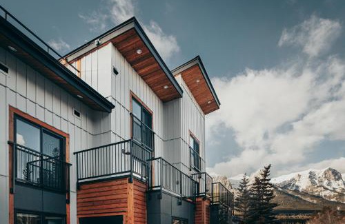 Town Centre Hotel | Basecamp Suites Canmore: Family-Friendly Retreat with Hot Tub