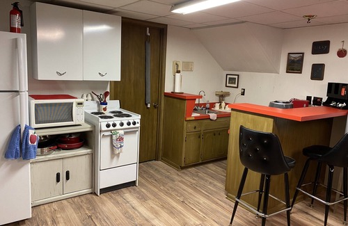 Lee's Summit Apartment | Pet-Friendly Basement Apartment with Garage & Breakfast