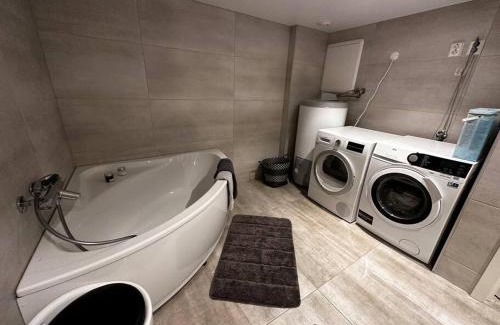Alesund Apartment | Cozy Basement Apartment with Convenient Parking