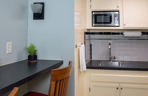 South Bend Apartment | Top-Rated Apartment Near ND with Breakfast & Kitchen Access
