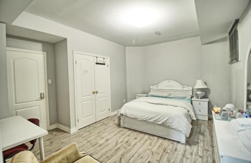 Thornhill House | Master Room with Private Bathroom & Free Parking Awaits