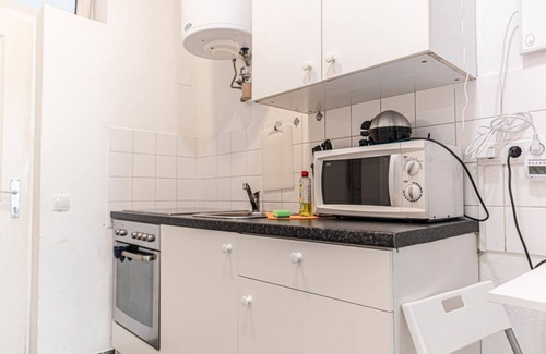 Meidling Apartment | Convenient 1BR Apartment with Kitchen & Family-Friendly Amenities