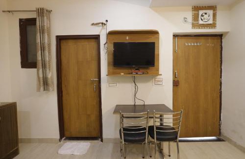 Taj Ganj House | Comfortable Basil Inn: Ideal for Indian Travelers