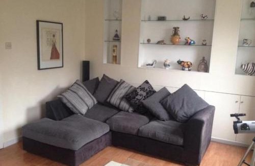 Basingstoke House | Family-Friendly Basingstoke Townhouse with High Guest Ratings