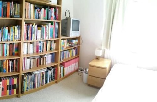 Basingstoke House | Family-Friendly Basingstoke Townhouse with High Guest Ratings
