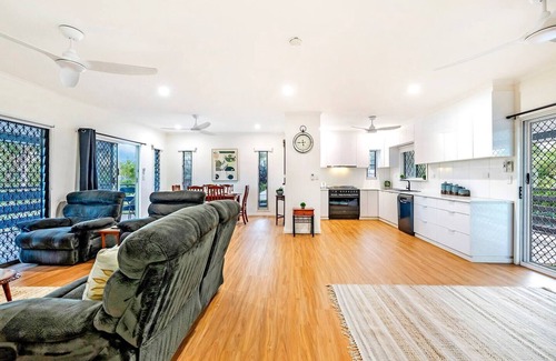 Leanyer House | Relax at Baroalba: A Poolside Family Getaway Awaits