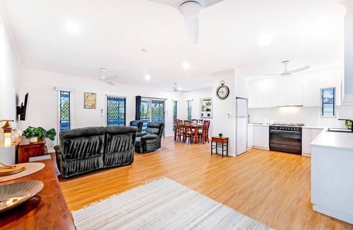 Leanyer House | Relax at Baroalba: A Poolside Family Getaway Awaits