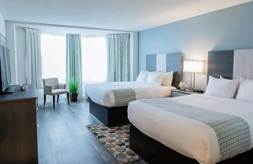 Silver Beach Hotel | Relax by Wood Neck Beach with Free Parking & Ocean Views