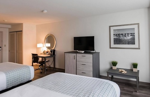 Silver Beach Hotel | Relax by Wood Neck Beach with Free Parking & Ocean Views