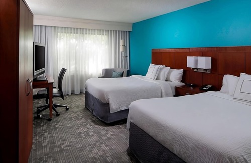 Boca Raton Hotel | Relax by the Pool: Pet-Friendly Retreat Near Boca Raton Beach