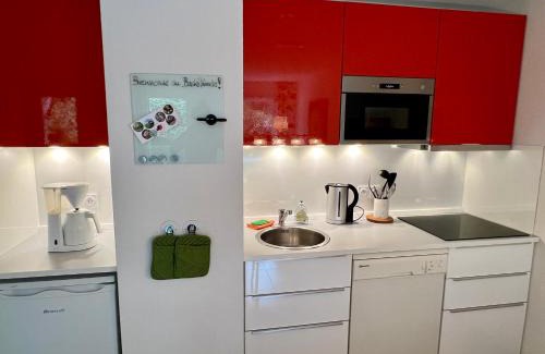 Cambo-les-Bains Apartment | Colorful BaskoParadis I Apt with Oceanfront Terrace