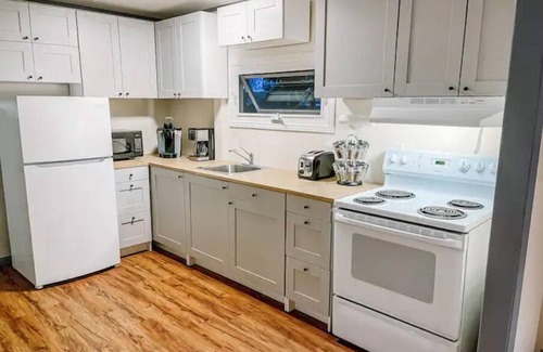 Adolphustown House | Unforgettable Stay at Bass Cove Beach Club - Family Friendly