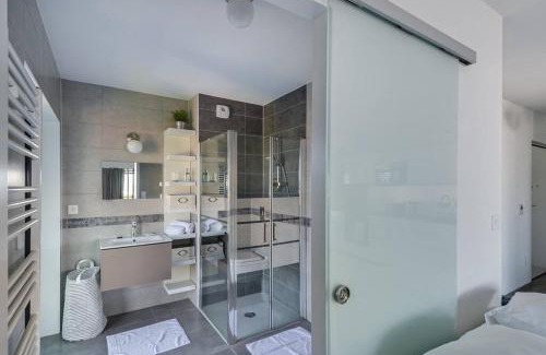 Neudorf Ouest Apartment | Experience Bassin d'Austerlitz: Studio with Terrace Access