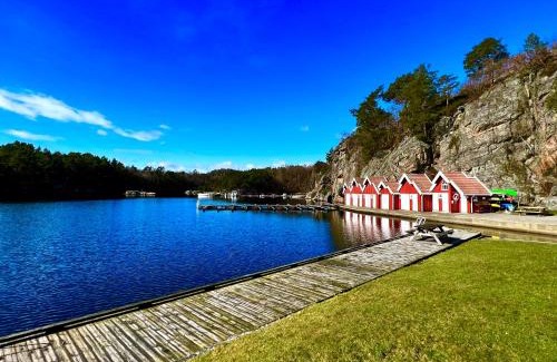 Sogne Apartment | Discover Basstuvåga Ferieleilighet with Oceanfront Views