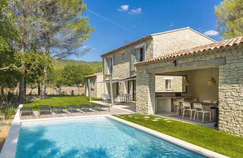 Gordes Villa | Gordes Getaway: 10/10 Stay with Pool & Family Amenities