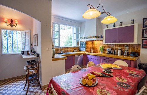 Le Pradet Ski Chalet | Family Retreat Near the Sea with Oceanfront Amenities